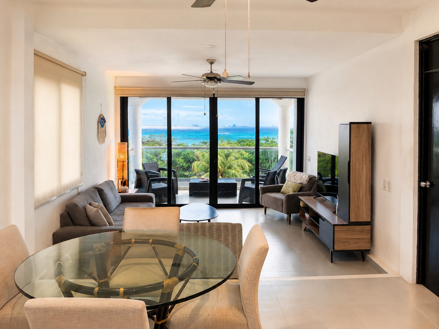 El Sueño living and dining space looking out to the Caribbean